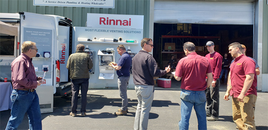 大型バンにタンクレス給湯器を搭載し、北米をキャラバンした「Try Rinnai Tour」
